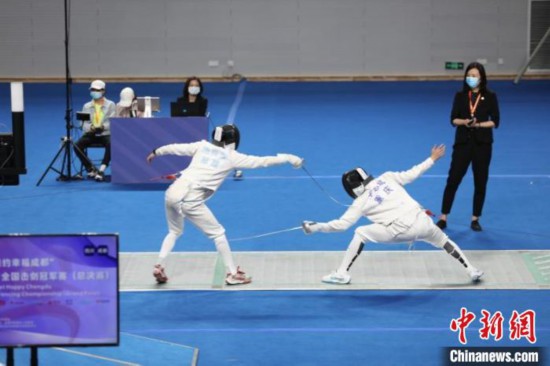 擊劍比賽現場?！↓徠u 攝